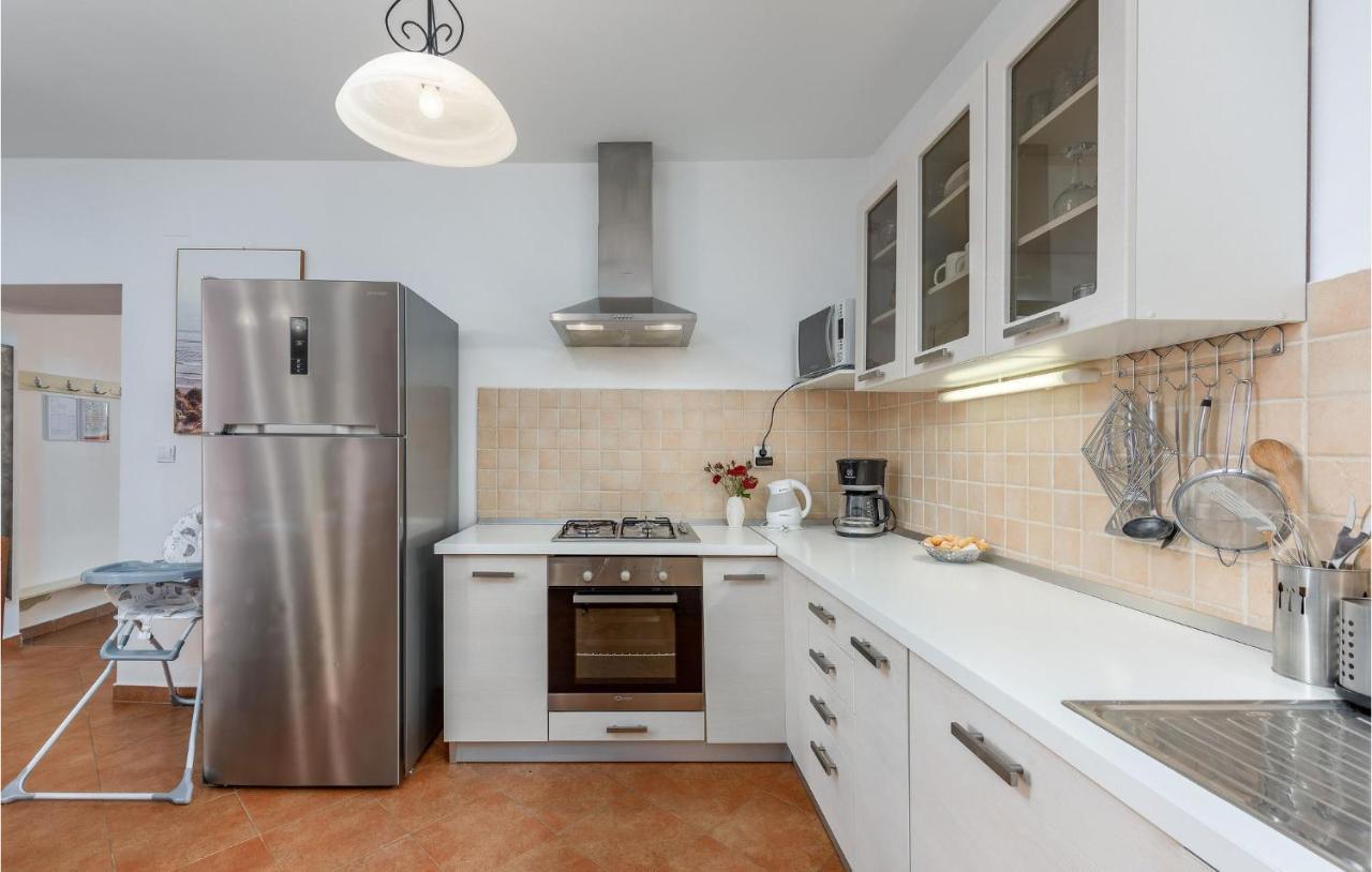 Cozy Home In Pamici With Kitchen Buitenkant foto