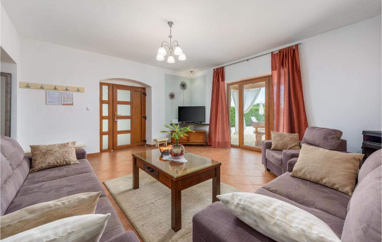 Cozy Home In Pamici With Kitchen Buitenkant foto