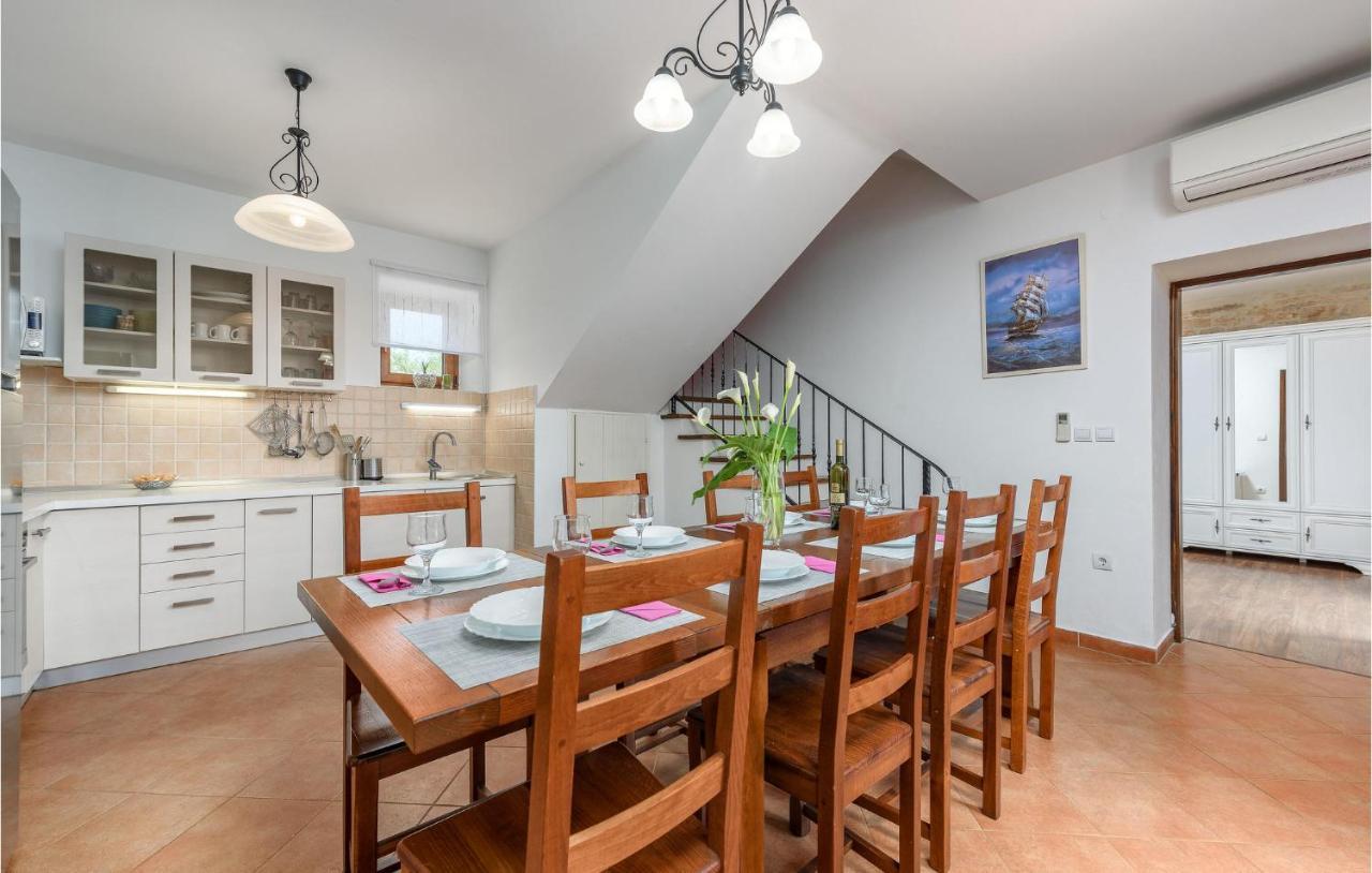 Cozy Home In Pamici With Kitchen Buitenkant foto